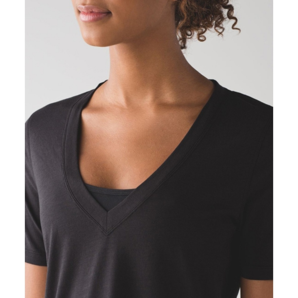 ♻️SOLD♻️Lululemon Love Tee III V-Neck Black SS - Picture 3 of 8